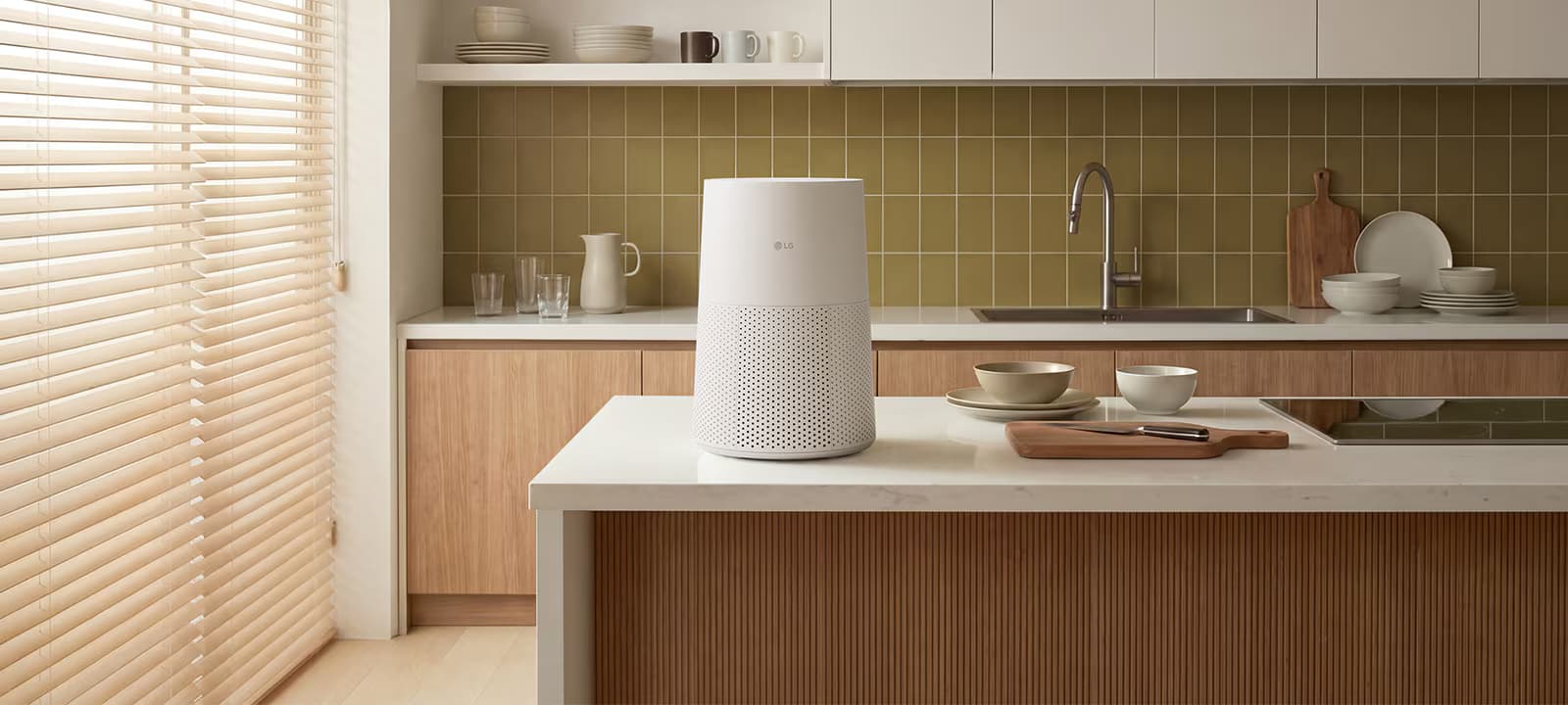 LG PuriCare™ AeroMini lifestyle 1